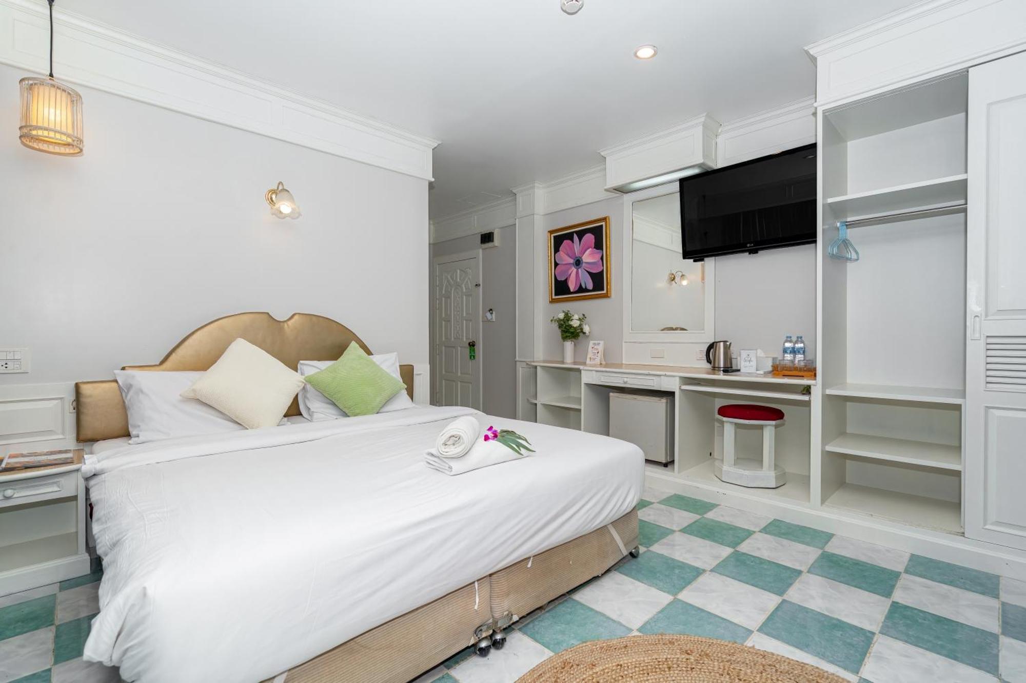 Patong Social Hotel & Restaurant Extérieur photo
