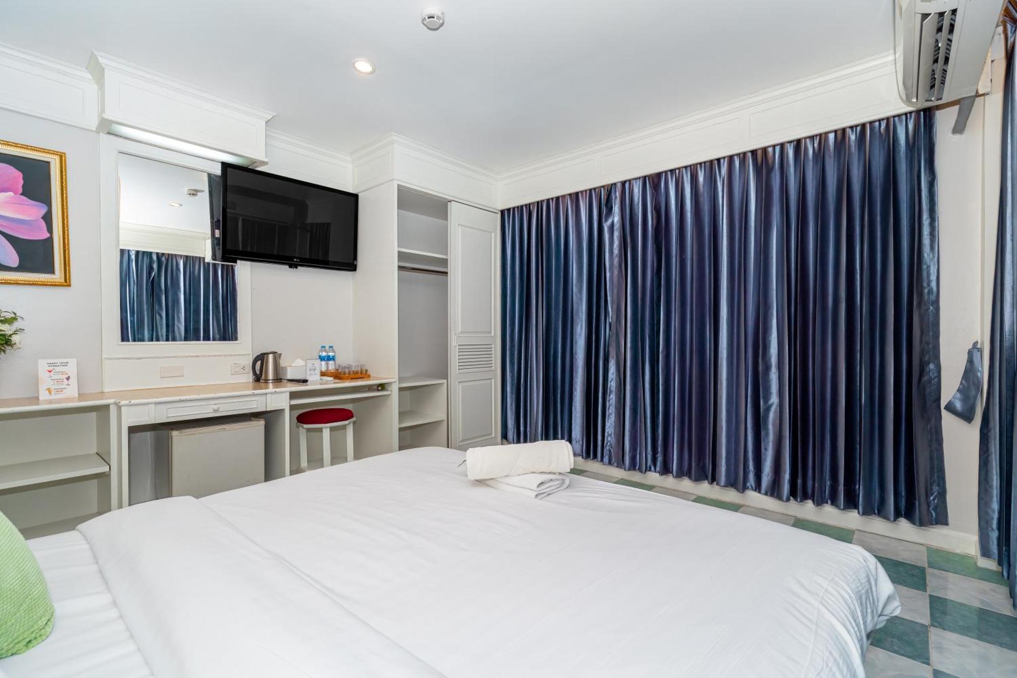 Patong Social Hotel & Restaurant Extérieur photo