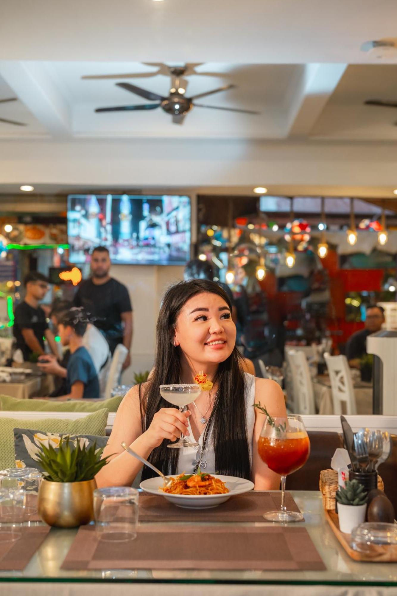 Patong Social Hotel & Restaurant Extérieur photo