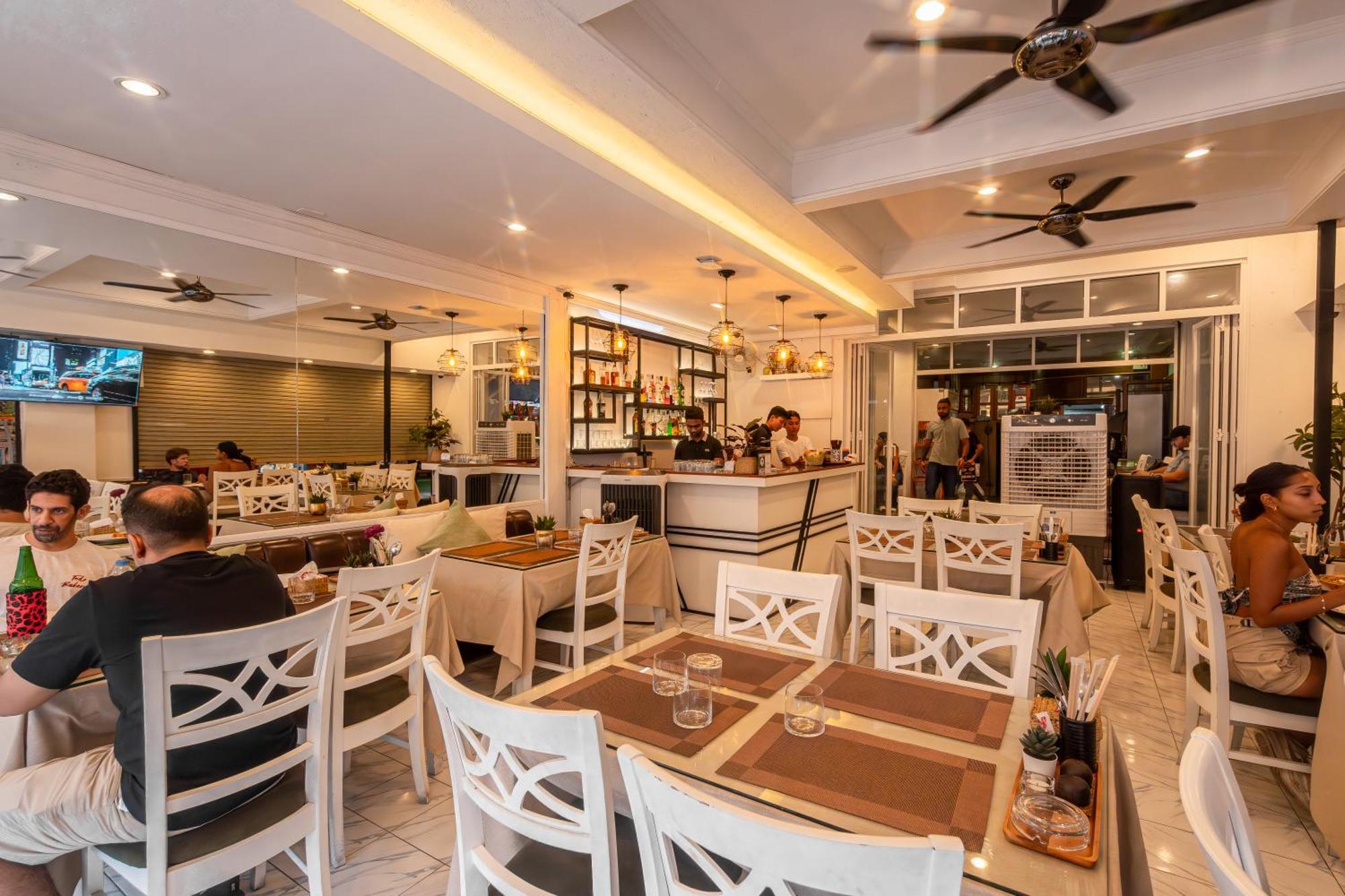 Patong Social Hotel & Restaurant Extérieur photo