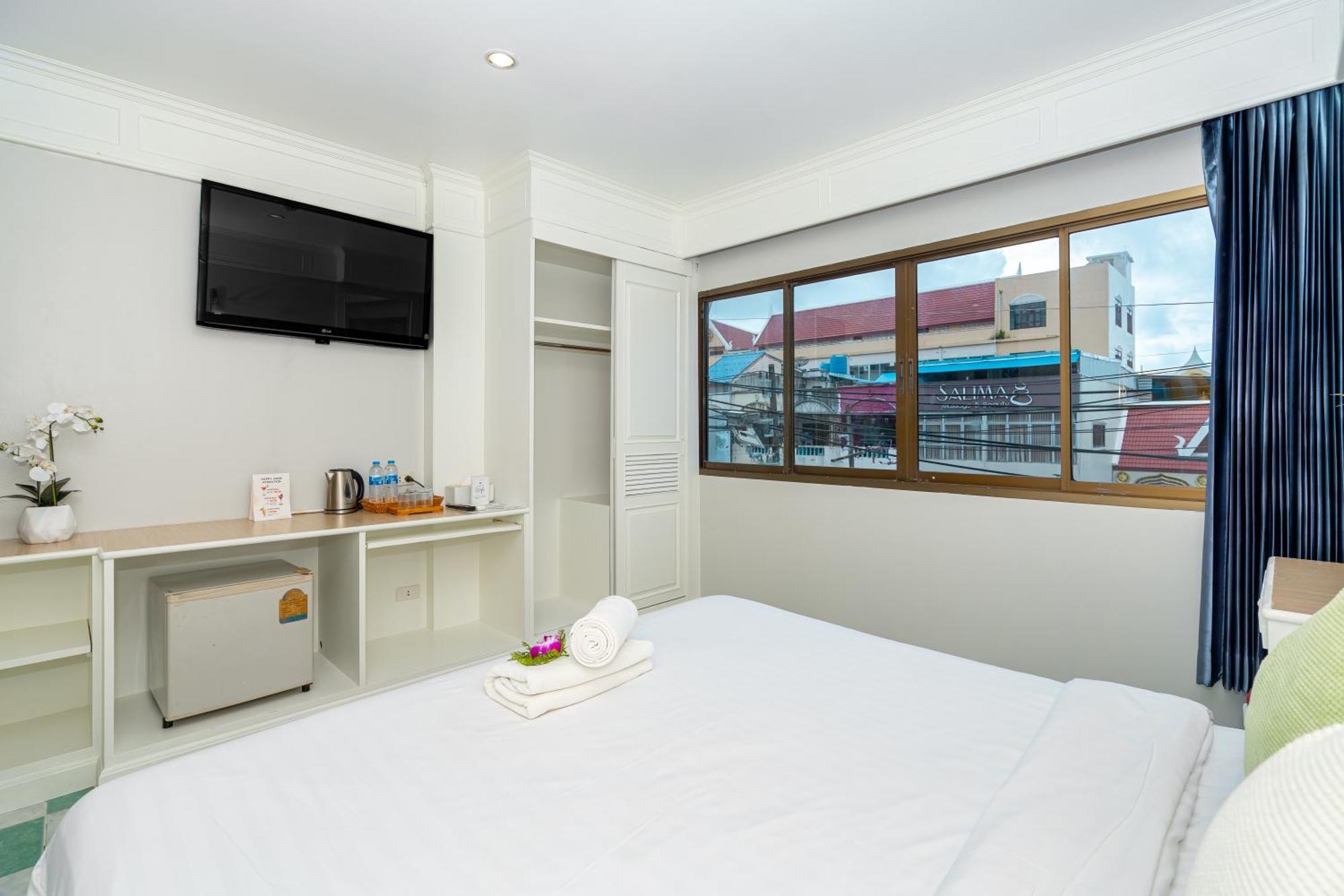 Patong Social Hotel & Restaurant Extérieur photo