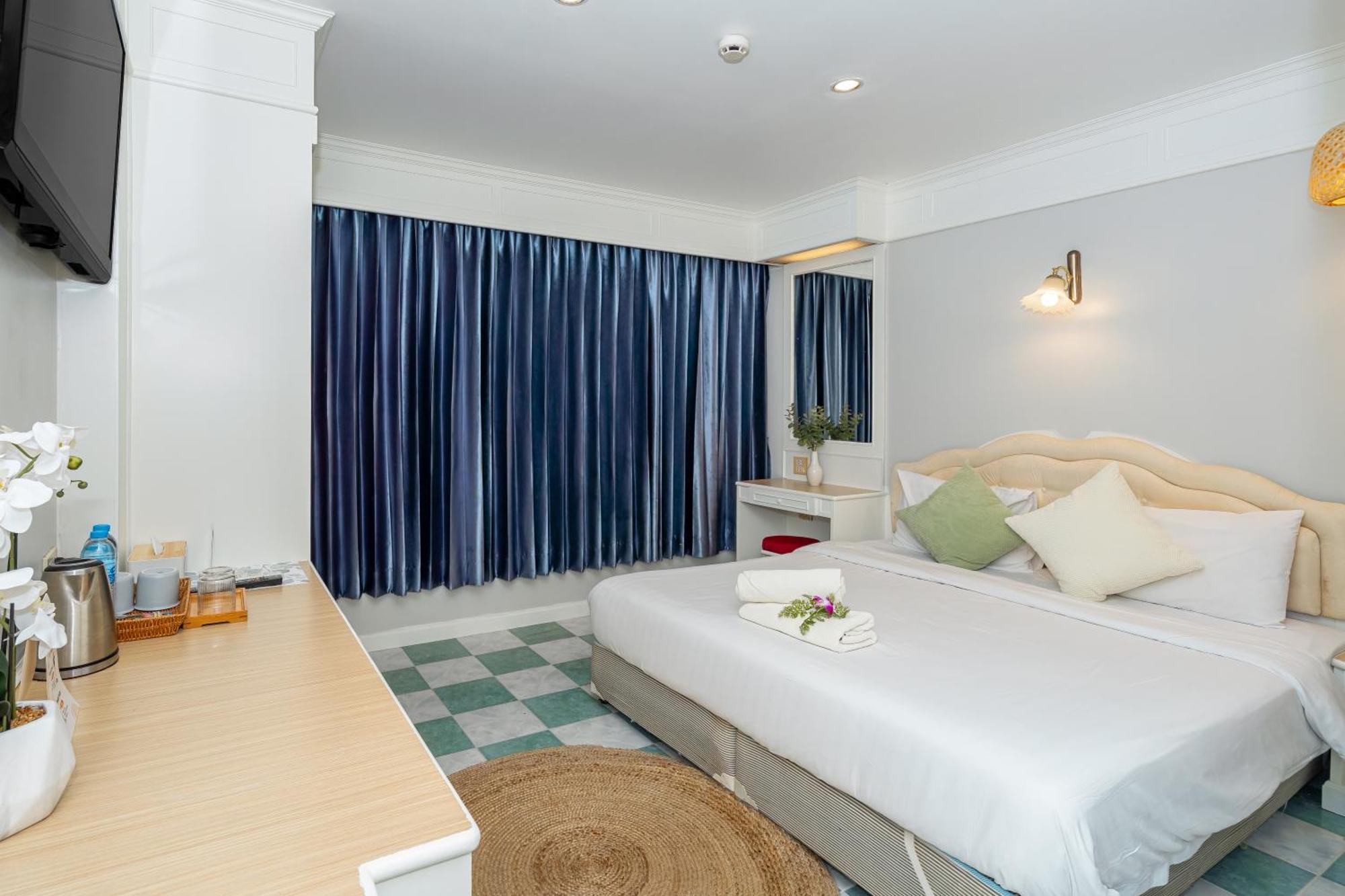 Patong Social Hotel & Restaurant Extérieur photo